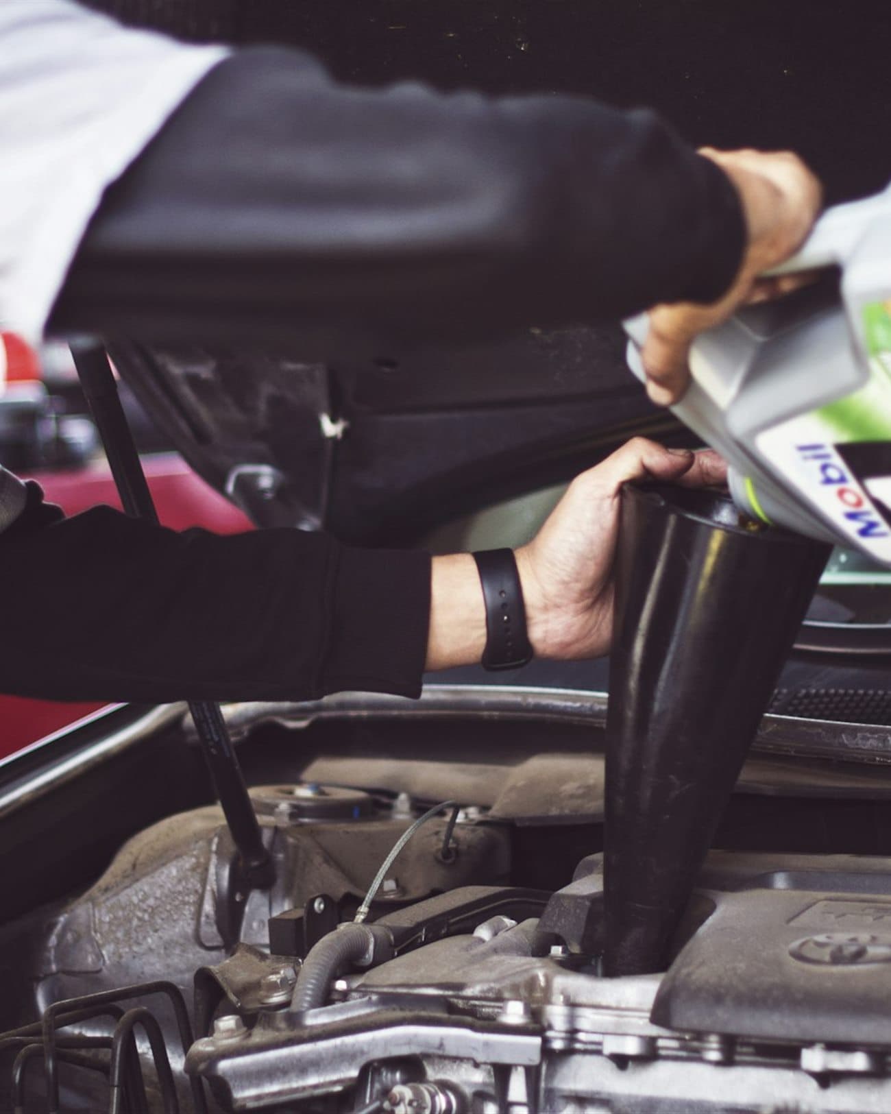 Manutenção mecânica em motor automotivo